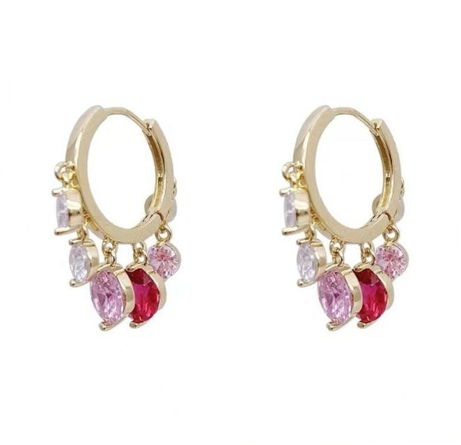 Aretes colgantes de diamantes brillantes