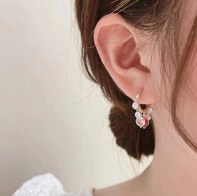 Aretes colgantes de diamantes brillantes